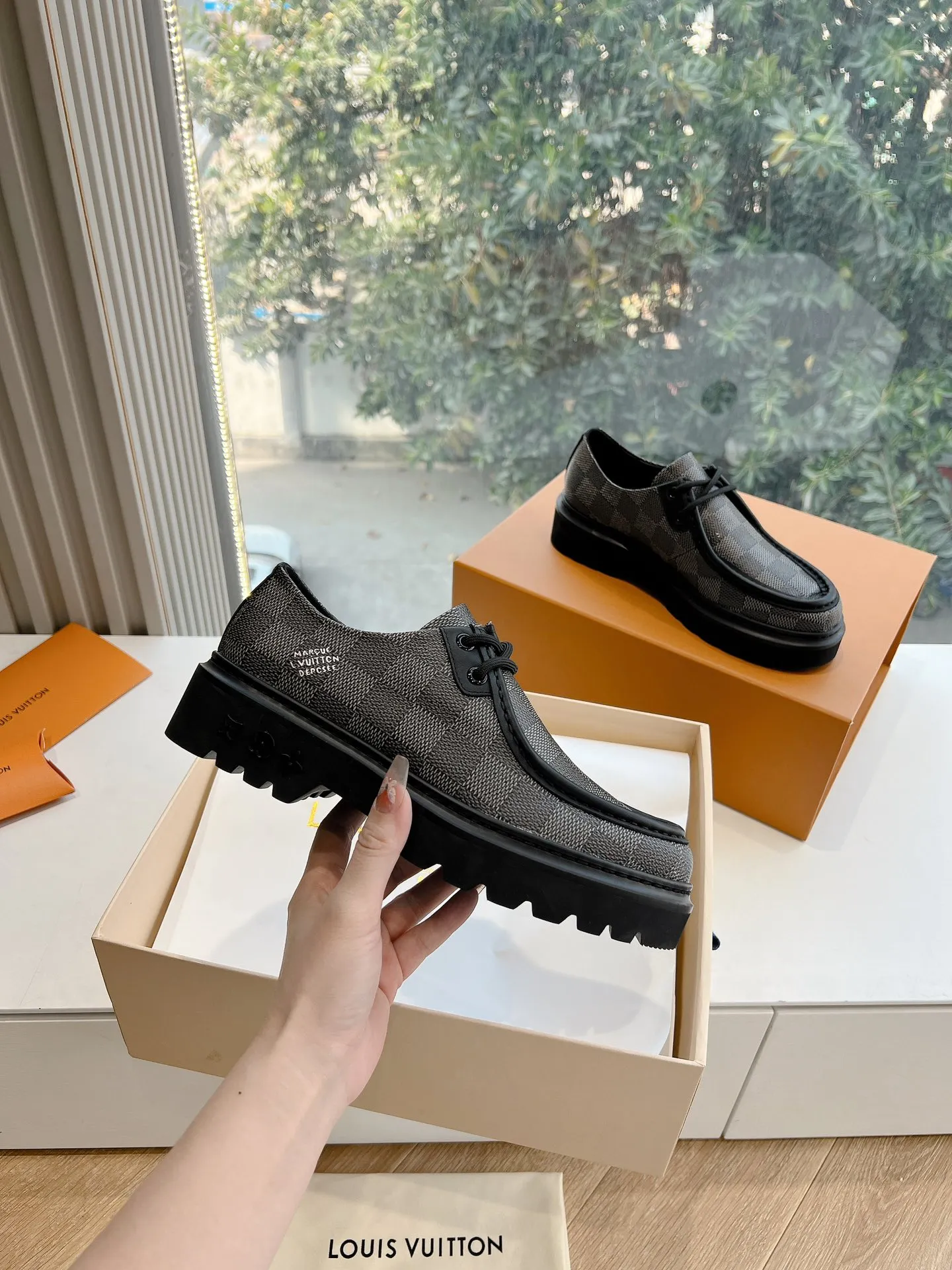 👟👟Ex-factory price 720👟👟 What you see is what you get G199 top version Louis Vuitto Louis Vuitton LV donkey brand L Carrefour shoes Archlight classic Skate sports and leisure thick-soled shoes Your LV outfit is shared today Louis Vuitton Presbyopic thick-soled loafers Original purchase and development Production Original purchase and development Production This LV Archlight sneaker is from Cut from cow leather in a playful shape. Double laces embellished with Louis Vuitton logo beading. The wide tongue and wavy outsole establish recognition, both are decorated with the LV Circle logo ▪️Fabric: Original imported original material ▪️Inner lining: Original customized lining ▪️Sole: Original molded genuine ▪️Size: Women's 35-45 (please note male and female when ordering at 39.40, 45 is not refundable or exchangeable for customization)